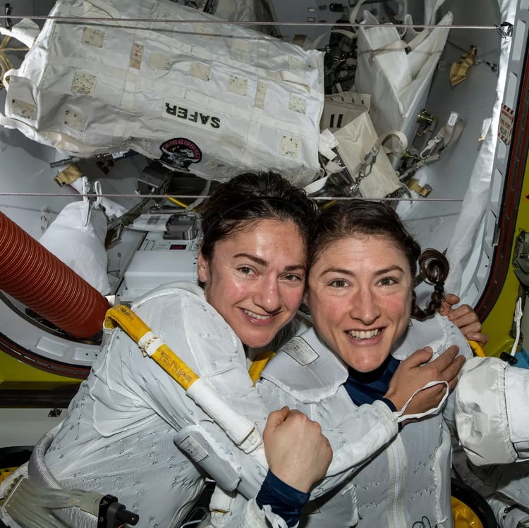 جسیکا میر به همراه کریستینا هموک کوک در ایستگاه فضایی بین‌المللی.