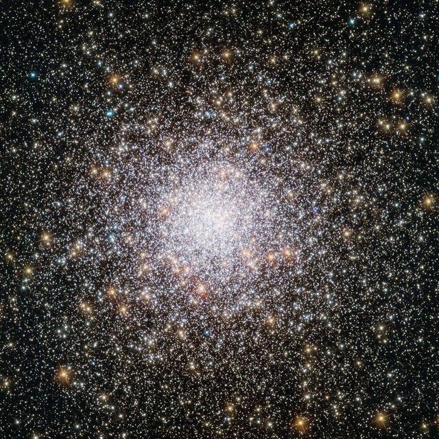 خوشه ستاره‌ای کروی NGC 1898 در نزدیکی مرکز ابر ماژلانی بزرگ