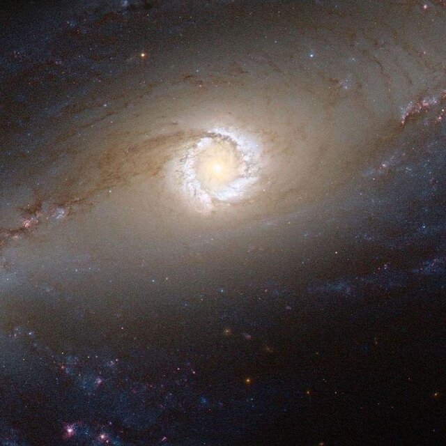 کهکشان NGC 1097 در صورت فلکی کوره