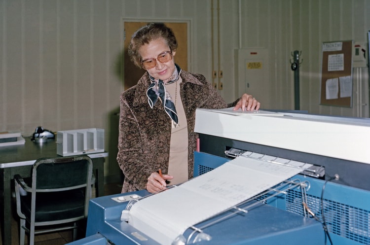 کاترین جانسون در مرکز تحقیقات لنگلی ناسا در سال ۱۹۸۰