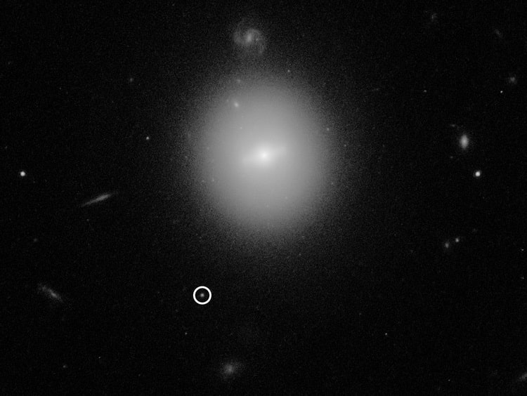 هابل :: تصویری از یک سیاهچاله (3XMM J215022.4−055108) با جرم متوسط، با جرمی در حدود ۵۰.۰۰۰ برابر جرم خورشید