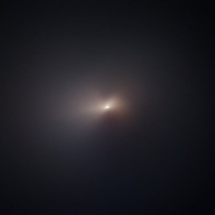 عکس گرفته شده از دنباله‌دار C/2020 F3 NEOWISE توسط هابل