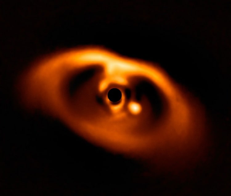 اولین تصویر واضح از سیاره در حال شکل‌گیری PDS 70b در سال ۲۰۱۸ که در اطراف یک ستاره کوتوله قرار دارد. این سیاره به عنوان یک نقطه روشن در سمت راست مرکز تصویر دیده می‌شود.