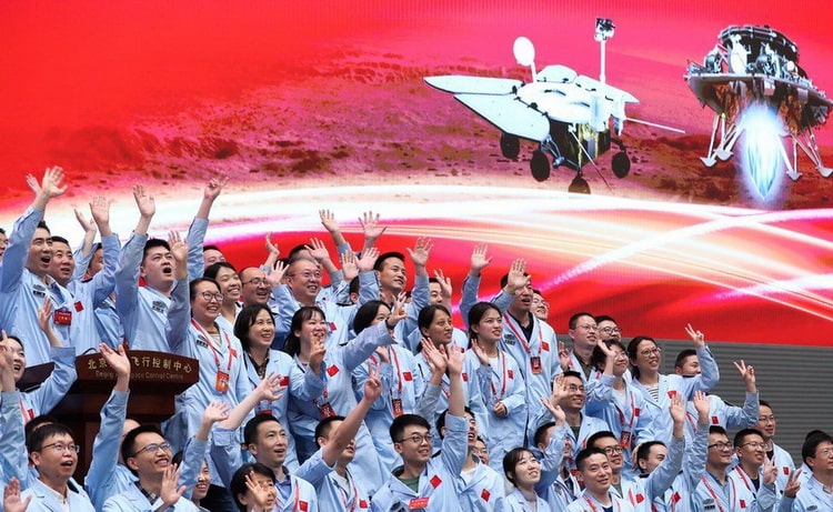 تیم مهندسان ماموریت که رئیس جمهور چین به آنها تبریک گفت