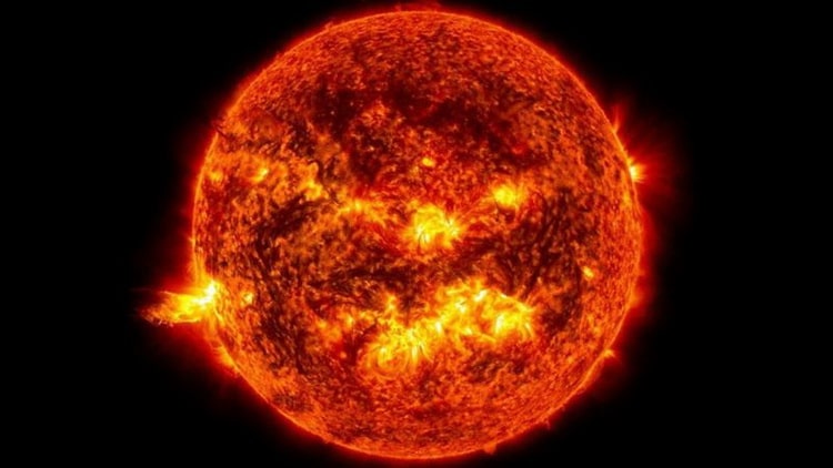 خورشید دربرگیرنده ۹۹.۸ درصد جرم موجود در کل منظومهٔ شمسی 