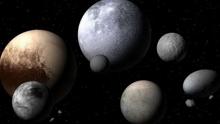 تصویری هنری از پنج سیارهٔ کوتوله و برخی از قمرهایشان