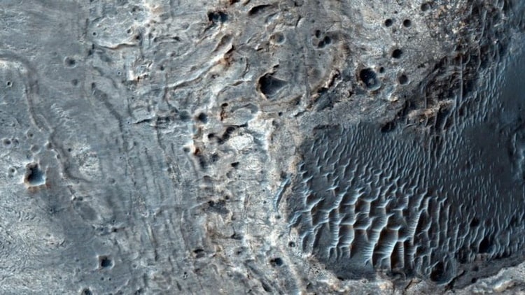 این تصویری از فلاتهٔ نیم‌روز است، دشتی در سطح کرهٔ مریخ