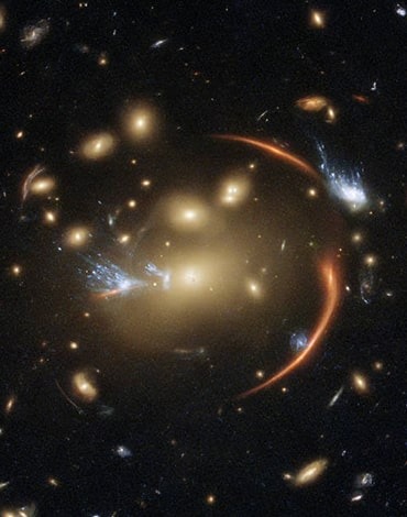 رصد یک کهکشان دور از دسترس با کمک یک خوشه کهکشانی نزدیک