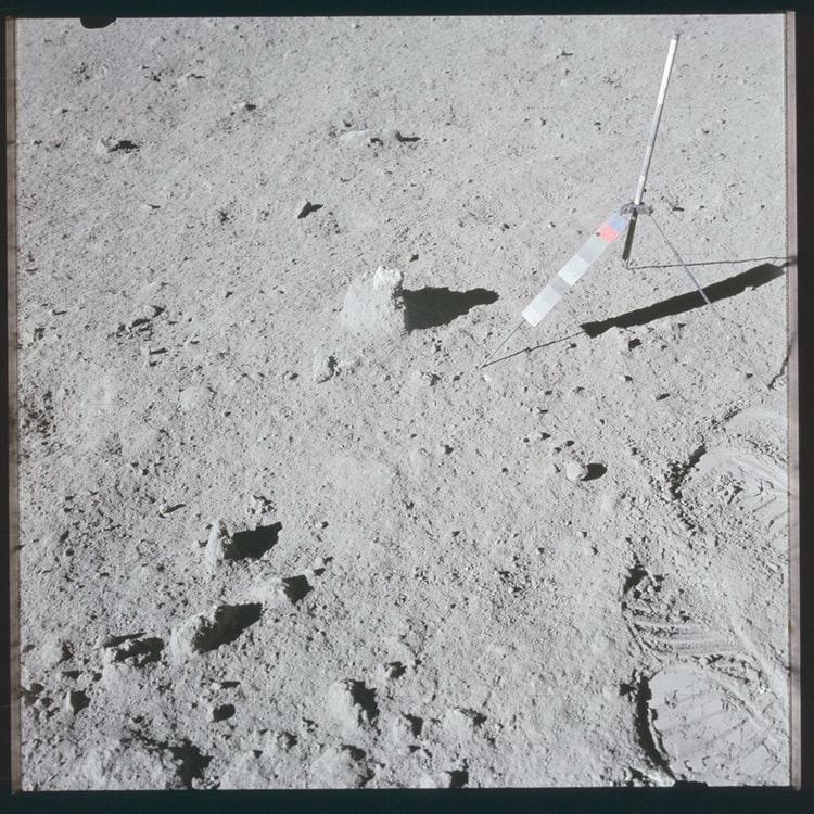 اسکات و اروین «سنگ پیدایش» (Genesis Rock) را با اشتیاق روی توده ای از خاک ماه قرار دادند. 