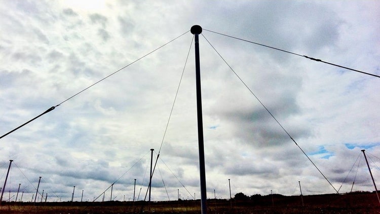 سیگنال‌های رادیویی توسط ۷۰،۰۰۰ آنتن یک متری در ۹ کشور اروپایی ثبت می‌شوند.