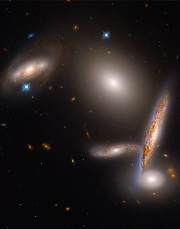 پنج کهکشان غیرمعمول: گروه فشرده هیکسون ۴۰