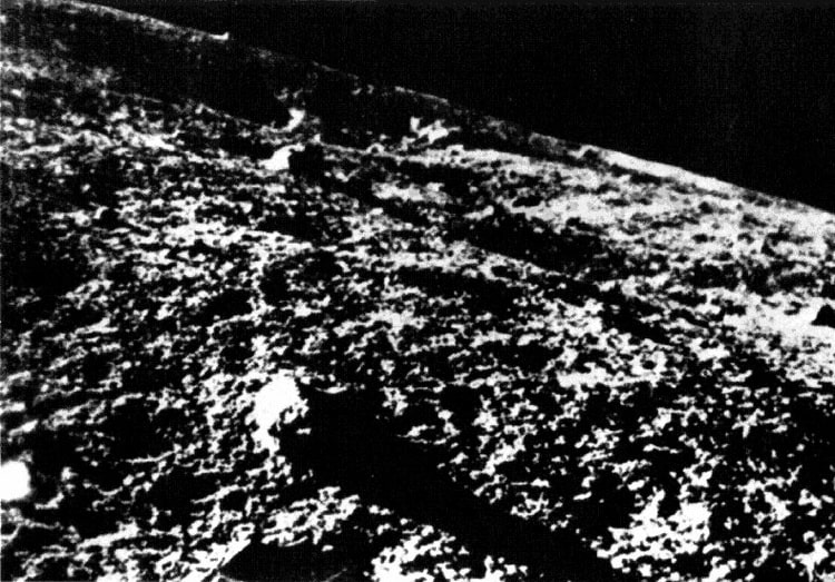 اولین عکسی که از روی ماه از سطح آن گرفته شده است.
