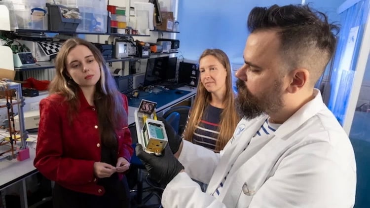 بایلت و همکارانش در حال بررسی نمونه اولیه پارچه آغشته به باکتری